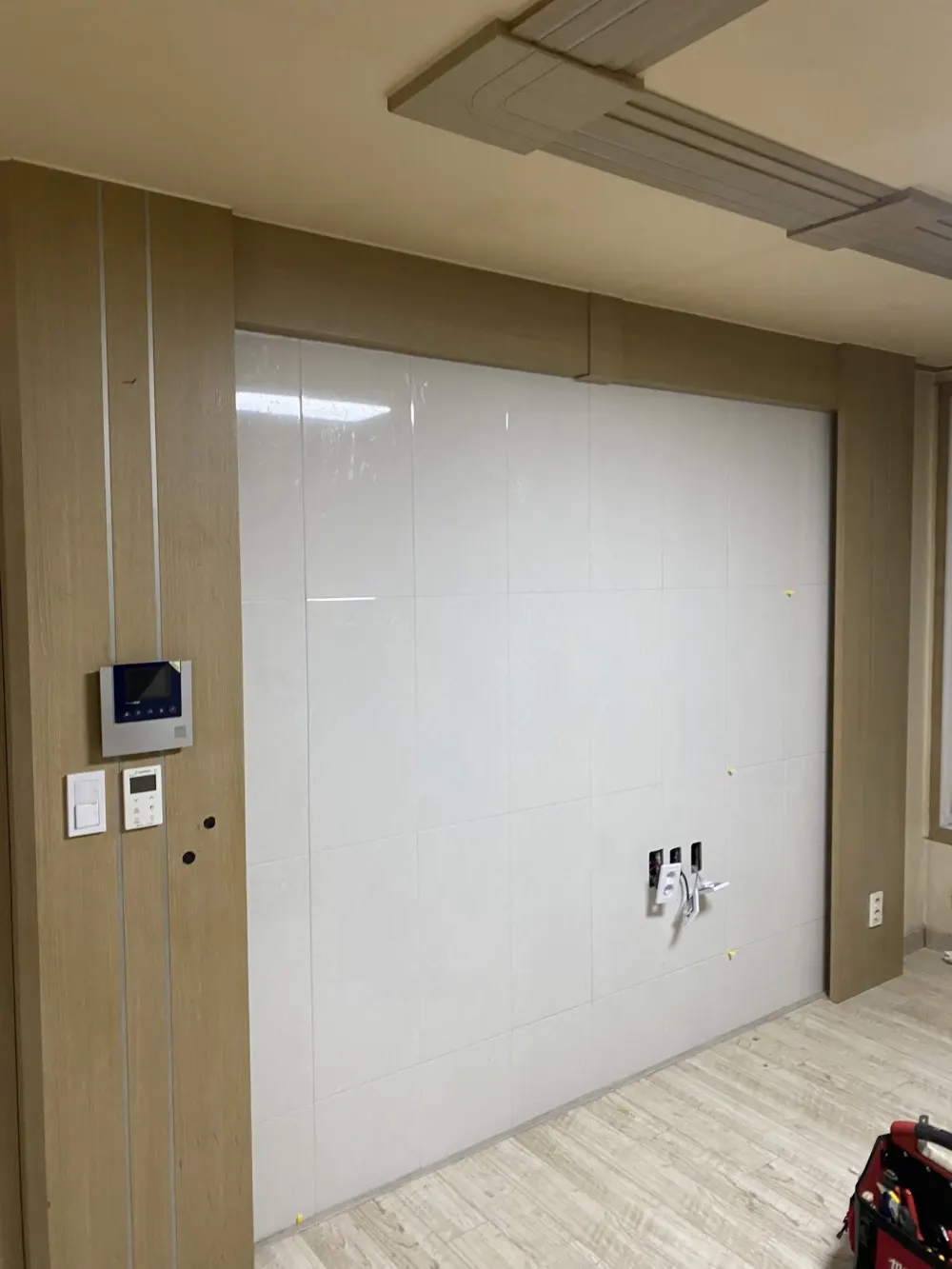 거실 대리석 벽면 타일 마감 현장
