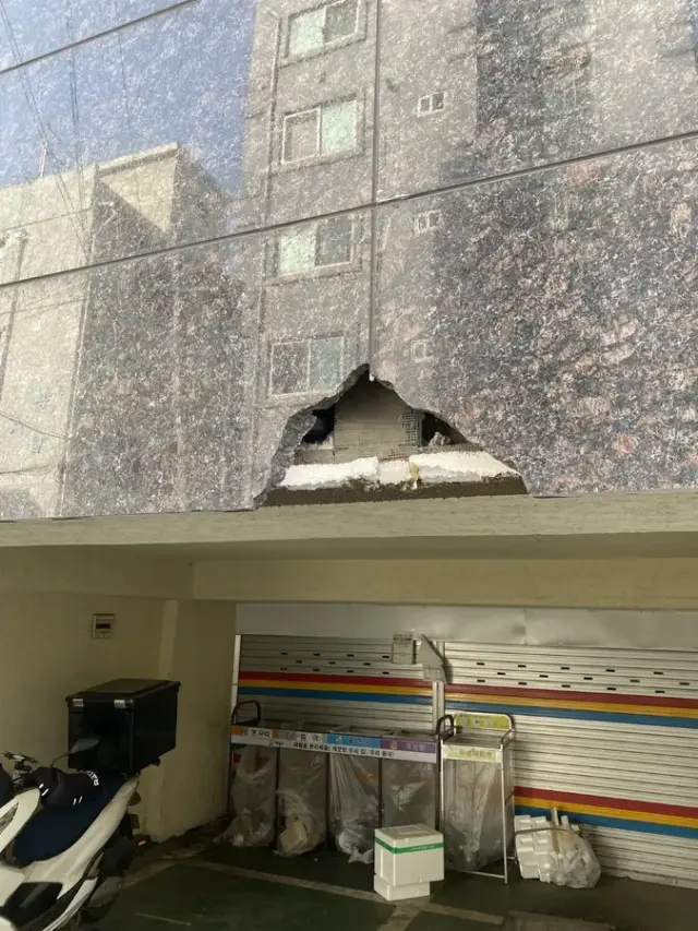 건물벽대리석보수 지하주차장 입구 대리석 벽 파손 시공 전