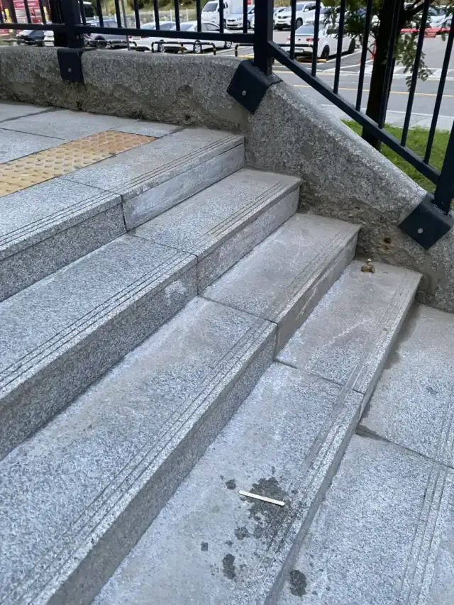 계단대리석보수 계단 대리석 모서리 크랙 보수 시공 후